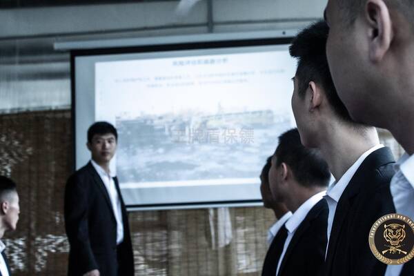 在北京找一个专业保镖?；ぷ约海延酶呗?
