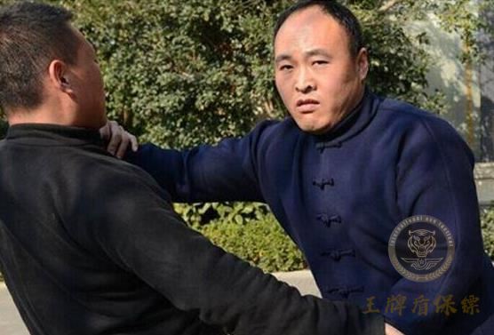 私人保镖没有武器如何保护雇主？